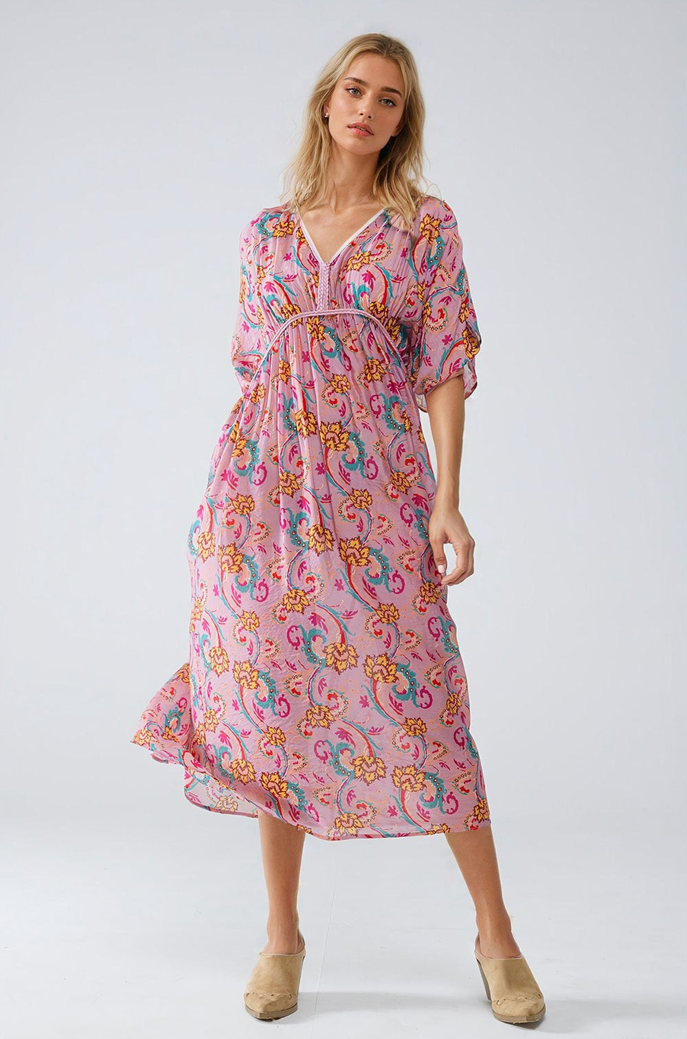 Q2 Vestido maxi em cor-de-rosa com costuras entrançadas e estampado de flores