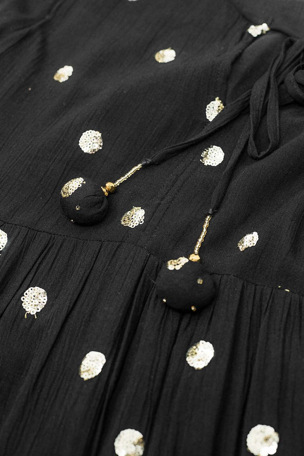 Vestido maxi em linha A em preto com lantejoulas douradas