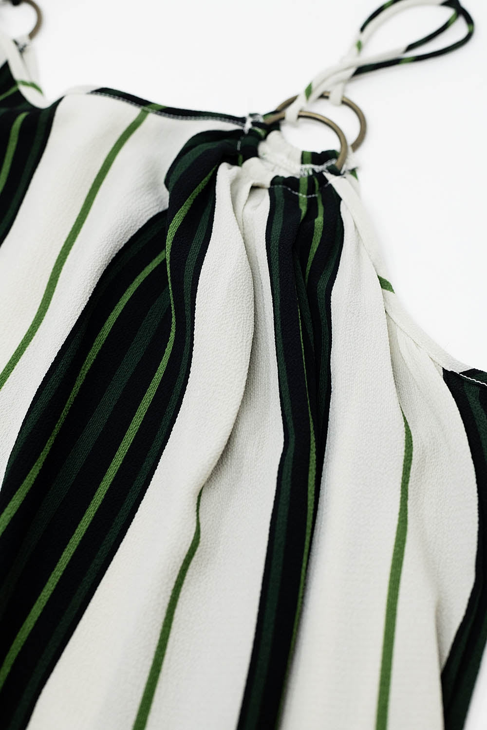 Vestido maxi em tecido leve com estampado às riscas