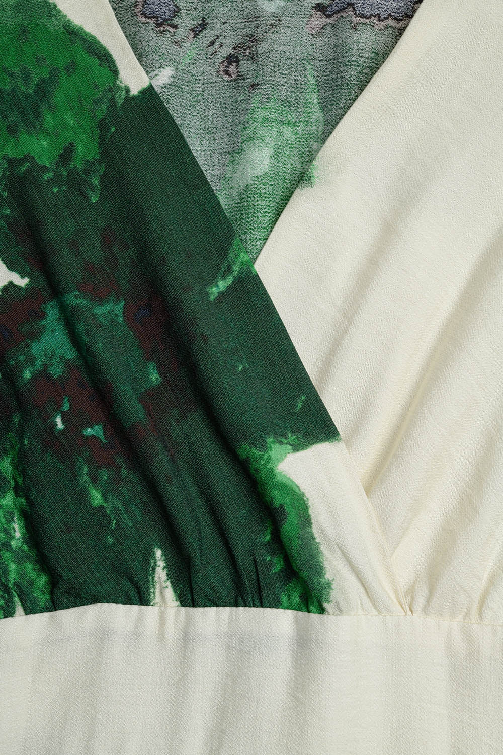 Vestido maxi envolvente bege com estampado floral tropical verde e mangas compridas
