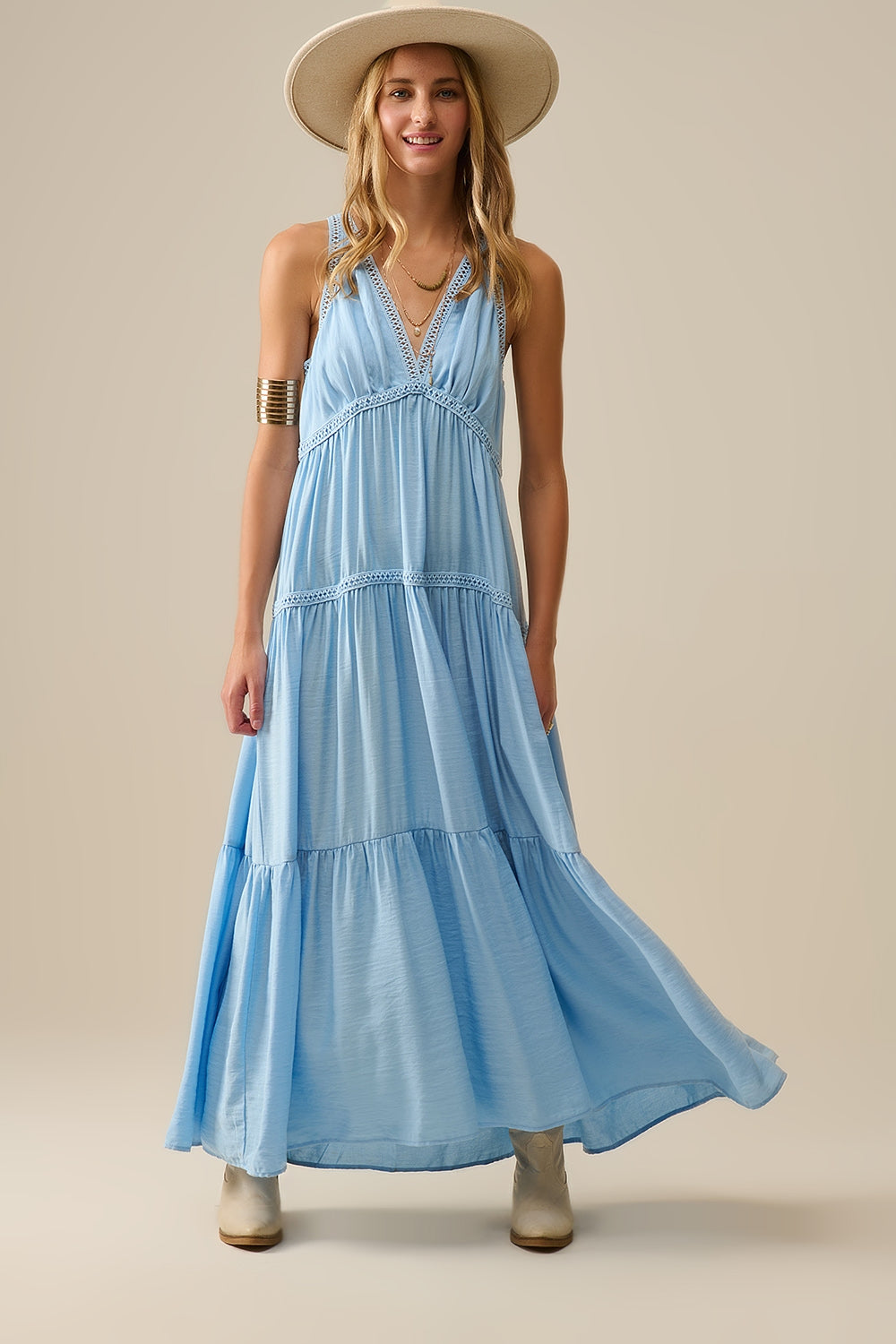 Q2 Vestido maxi fluido com inserções de renda em azul claro