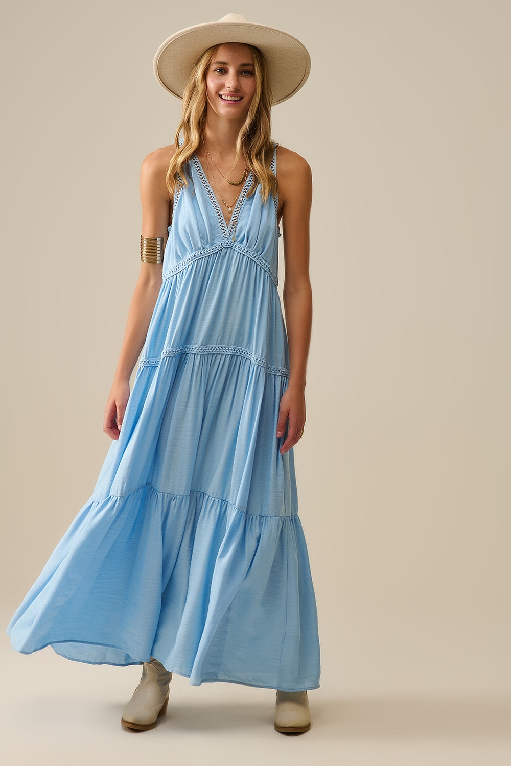 Vestido maxi fluido com inserções de renda em azul claro
