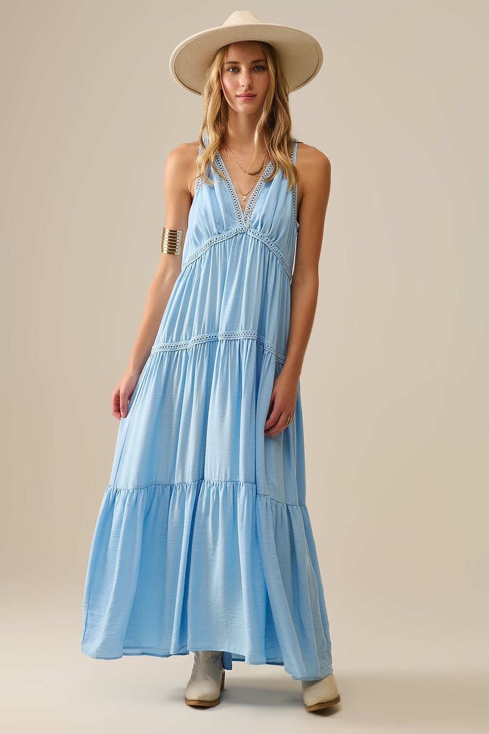 Vestido maxi fluido com inserções de renda em azul claro