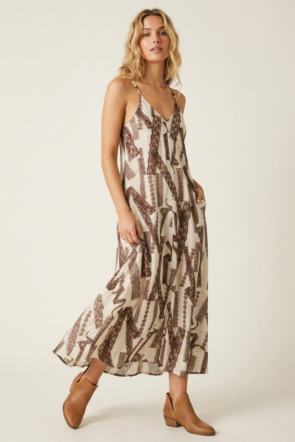 Q2 Vestido Maxi Fluido Estampado em Creme e Marrom