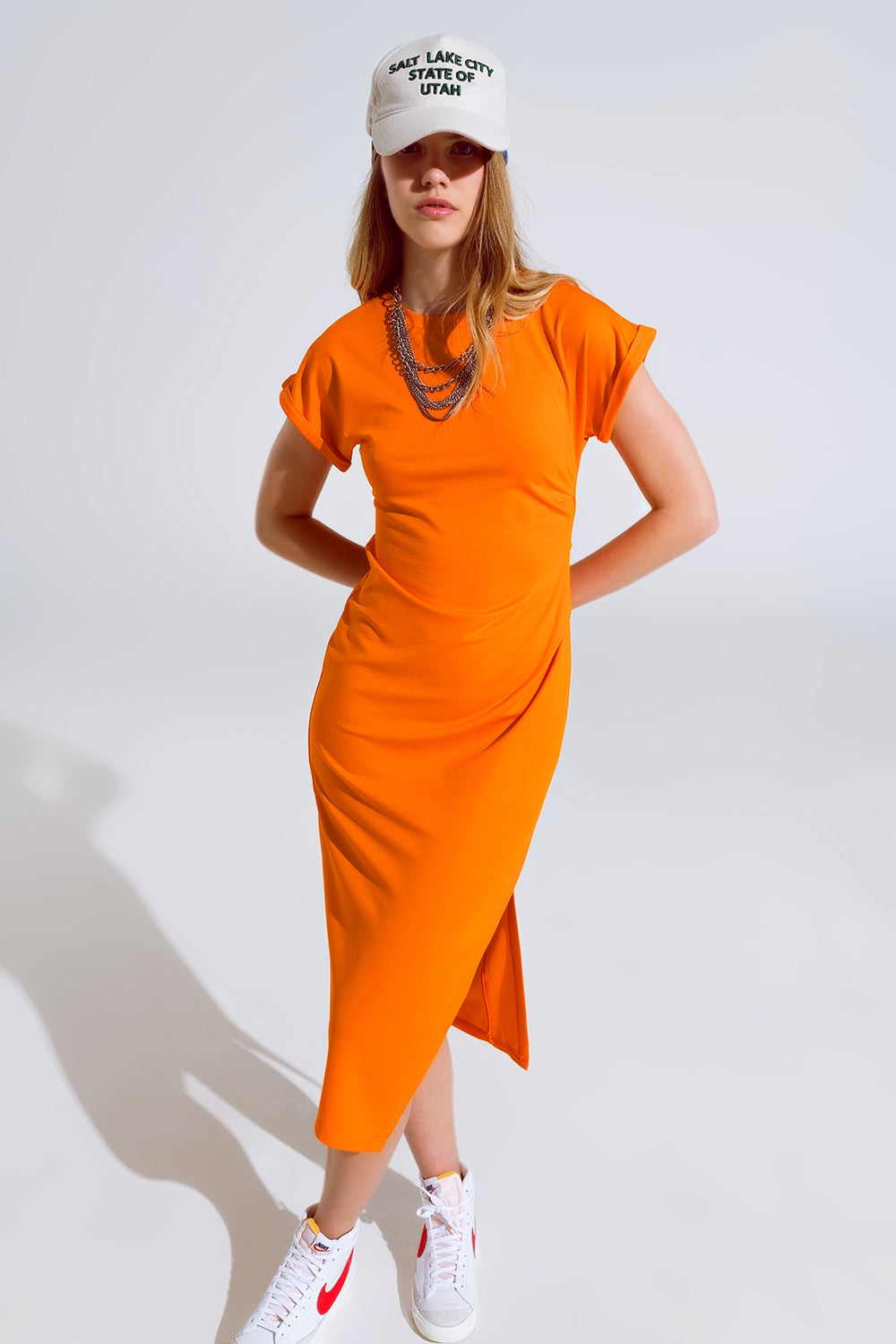Q2 Vestido maxi laranja com fenda e rouche na lateral