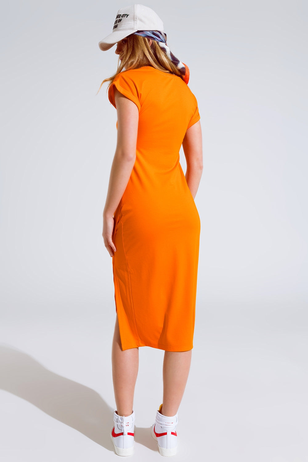 Vestido maxi laranja com fenda e rouche na lateral