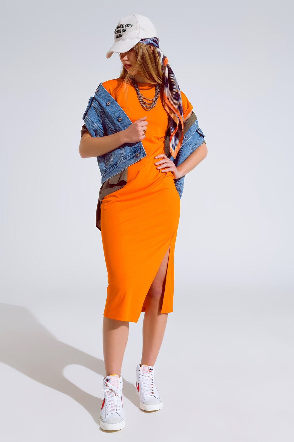 Vestido maxi laranja com fenda e rouche na lateral