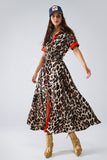 Q2 Vestido Maxi Leopardo com Botões e Detalhes Vermelhos
