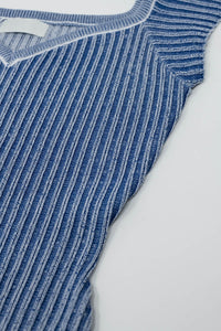 Vestido midi azul justo com mangas curtas em tecido canelado grosso