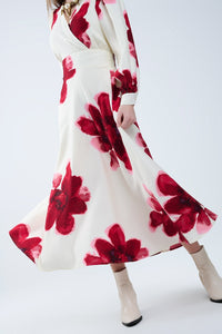 Vestido midi bege transpassado com estampa floral tropical vermelha e mangas compridas