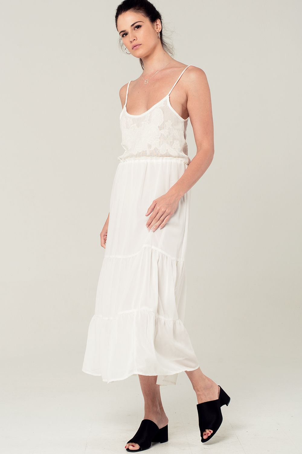 Q2 Vestido branco tiras de meio-dia espaguete e detalhe de gancho