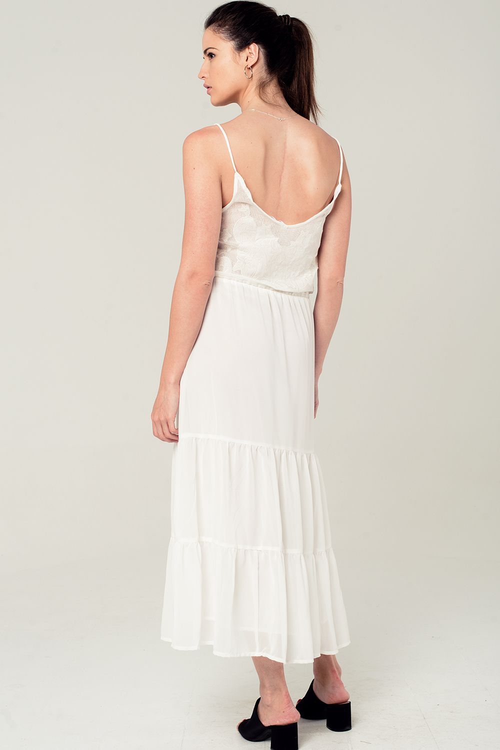 Vestido branco tiras de meio-dia espaguete e detalhe de gancho