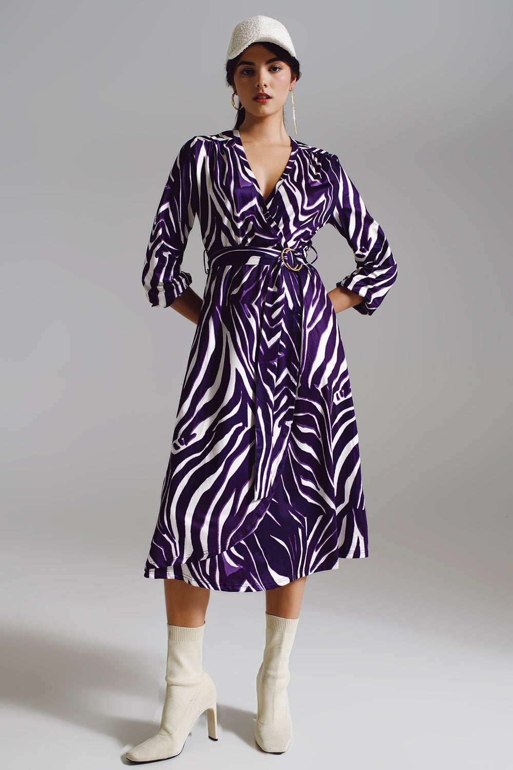 Q2 Vestido Midi com Cinto em Estampa Zebra Roxa e Creme