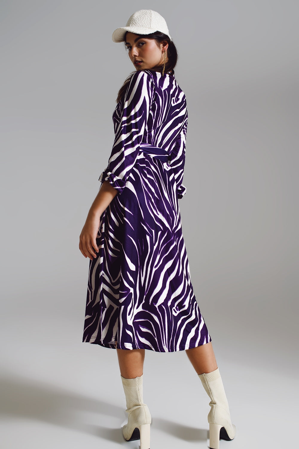 Vestido Midi com Cinto em Estampa Zebra Roxa e Creme