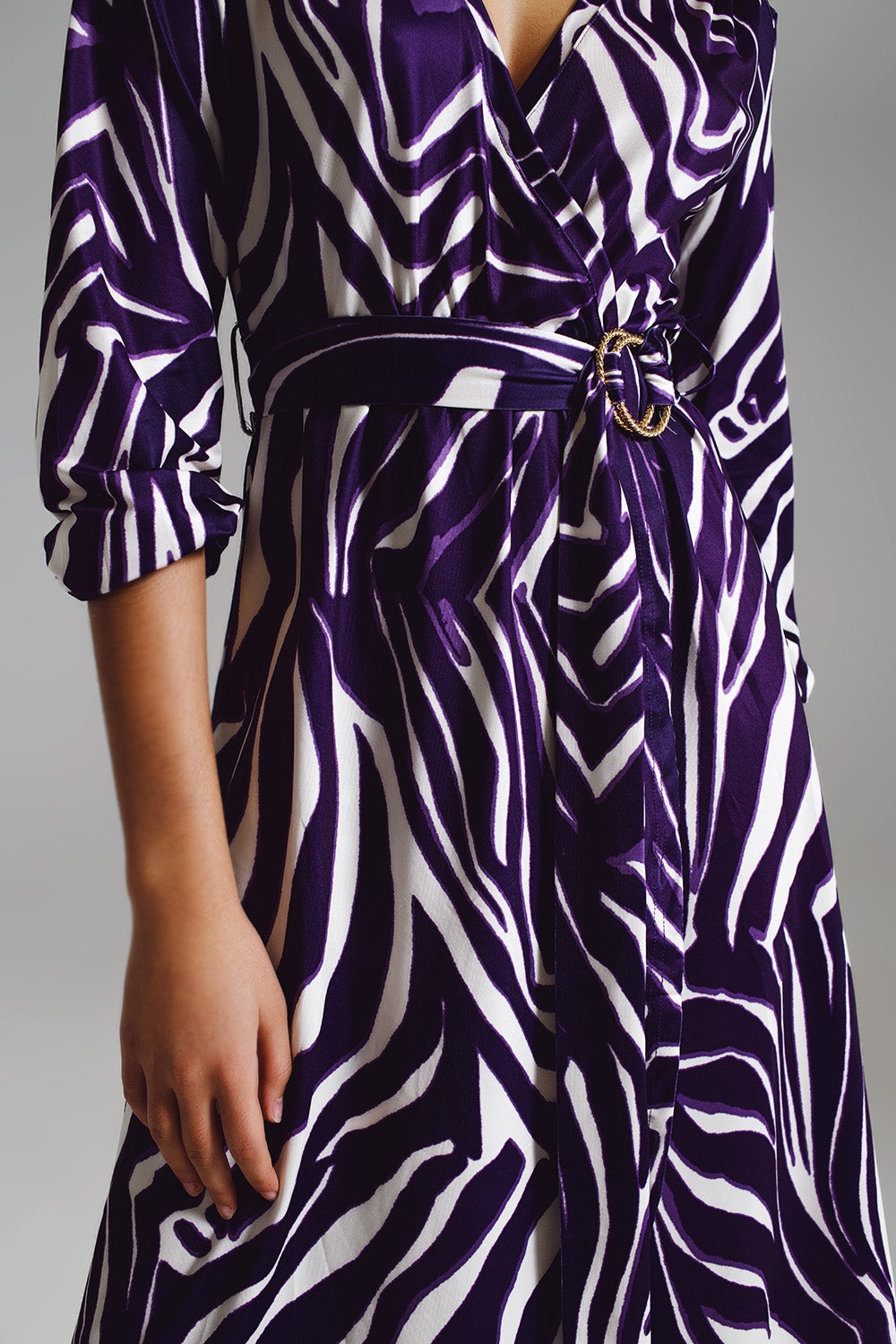 Vestido Midi com Cinto em Estampa Zebra Roxa e Creme