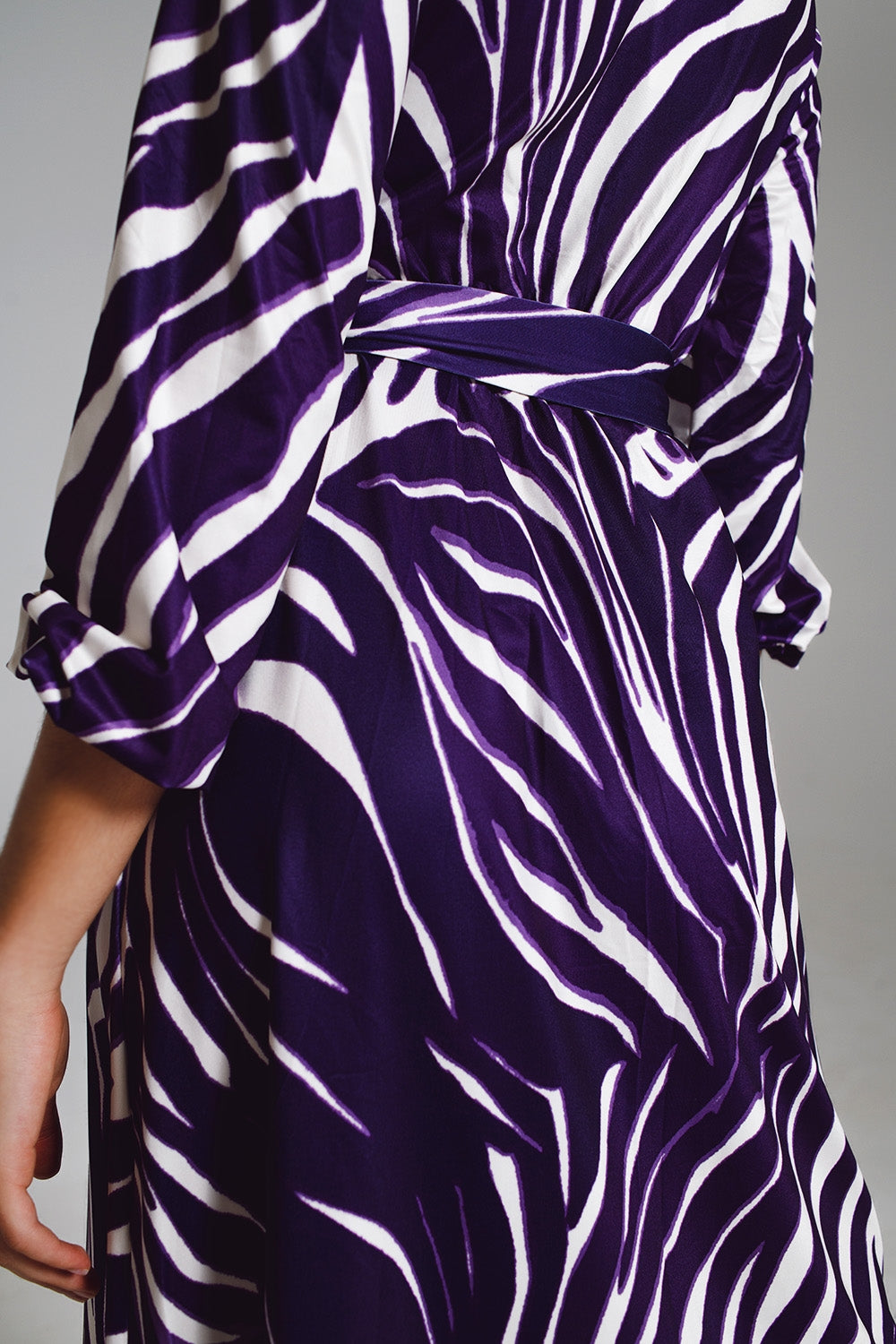Vestido Midi com Cinto em Estampa Zebra Roxa e Creme