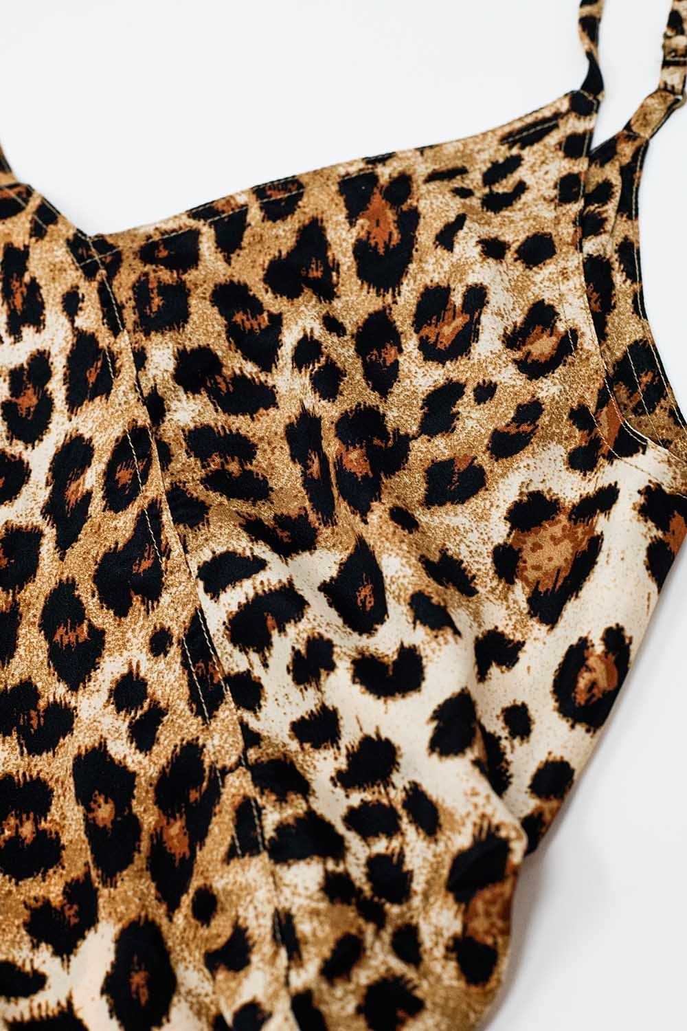 Vestido midi com estampado de leopardo