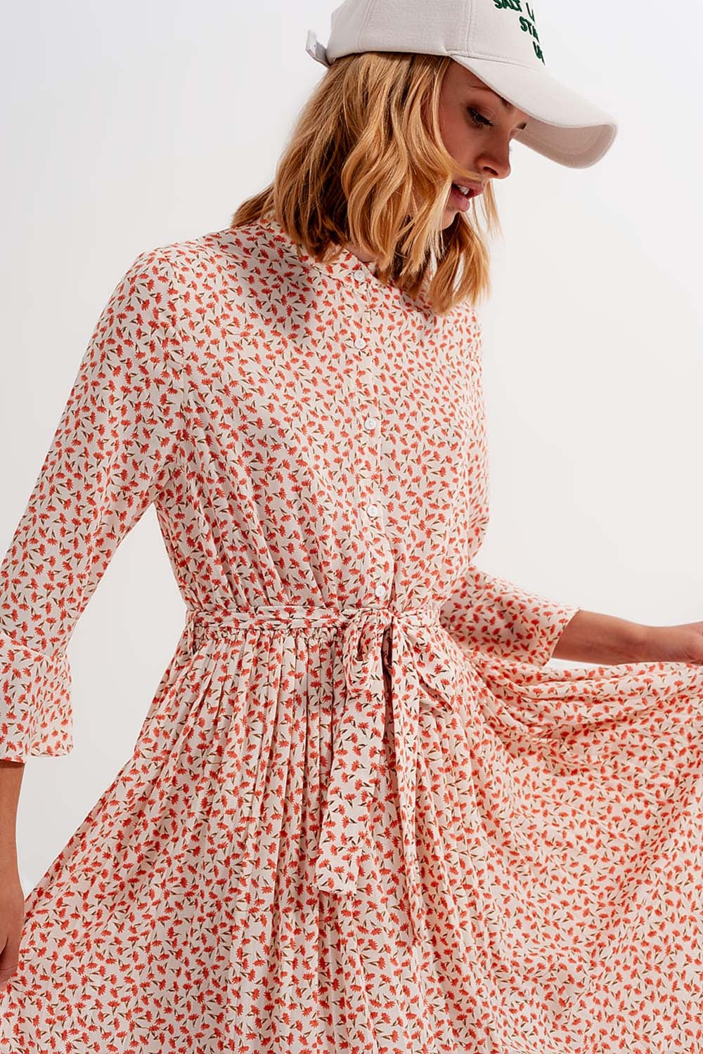 Vestido midi com estampado floral de coral com pescoço alto e botões
