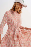 Vestido midi com estampado floral de coral com pescoço alto e botões
