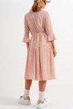 Vestido midi com estampado floral de coral com pescoço alto e botões