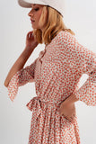 Vestido midi com estampado floral de coral com pescoço alto e botões