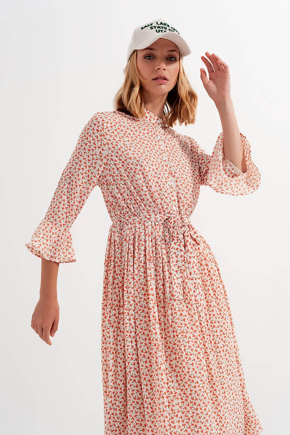 Vestido midi com estampado floral de coral com pescoço alto e botões