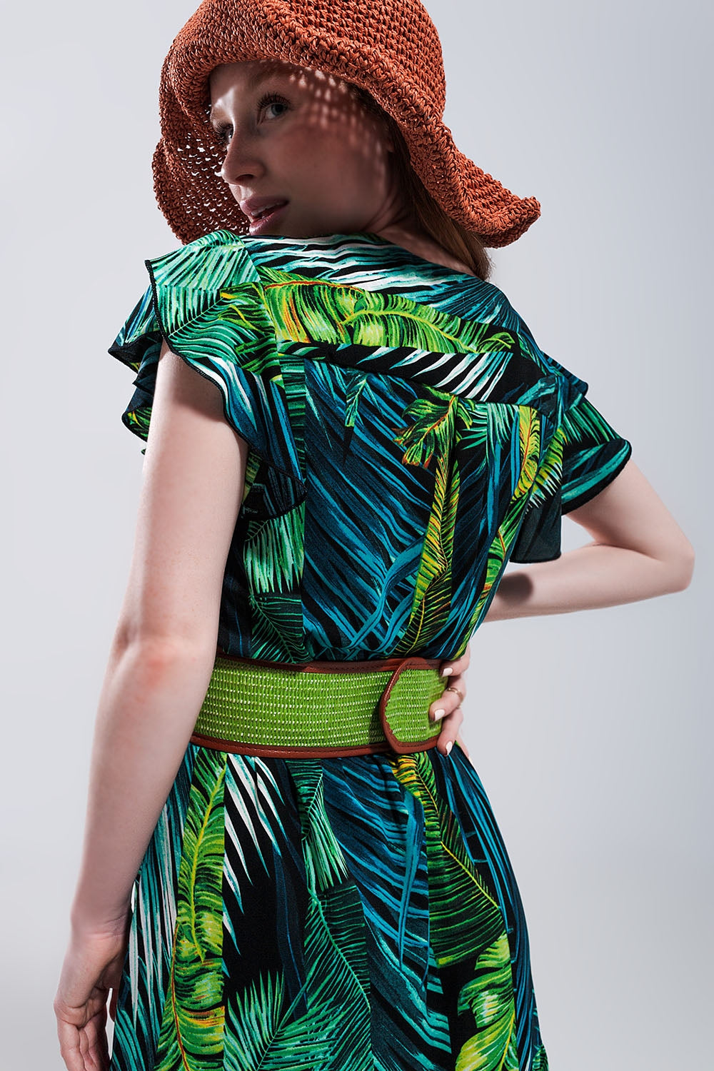 Vestido Midi com mangas curtas e saia em níveis com estampado tropical