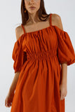 Vestido midi cor de laranja com mangas curtas e alças