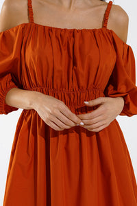 Vestido midi cor de laranja com mangas curtas e alças