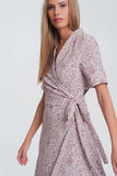 vestido midi cruzado com estampa floral rosa