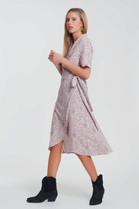 vestido midi cruzado com estampa floral rosa