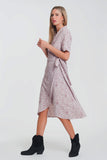 vestido midi cruzado com estampa floral rosa