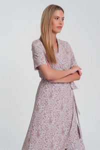 vestido midi cruzado com estampa floral rosa