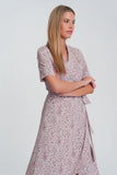 vestido midi cruzado com estampa floral rosa