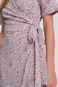 vestido midi cruzado com estampa floral rosa