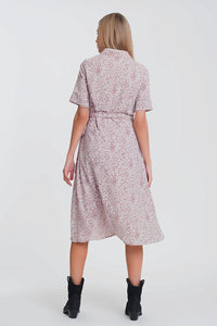 vestido midi cruzado com estampa floral rosa