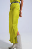 Vestido midi de lingerie verde com alças finas de cetim