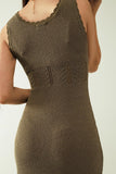 Vestido midi de malha caqui sem mangas com gola redonda