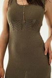 Vestido midi de malha caqui sem mangas com gola redonda