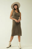 Vestido midi de malha caqui sem mangas com gola redonda