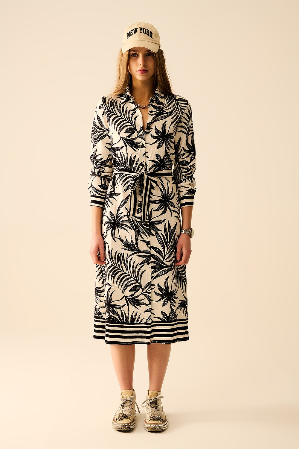 Vestido Midi de Manga Longa com Motivo Tropical em Preto e Branco