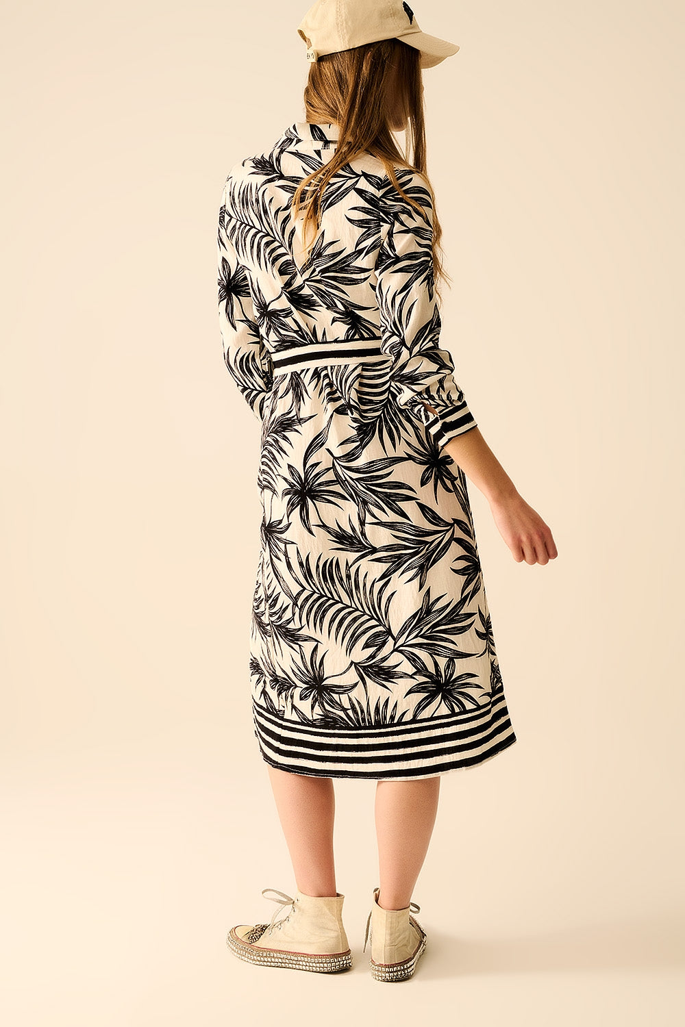 Vestido Midi de Manga Longa com Motivo Tropical em Preto e Branco