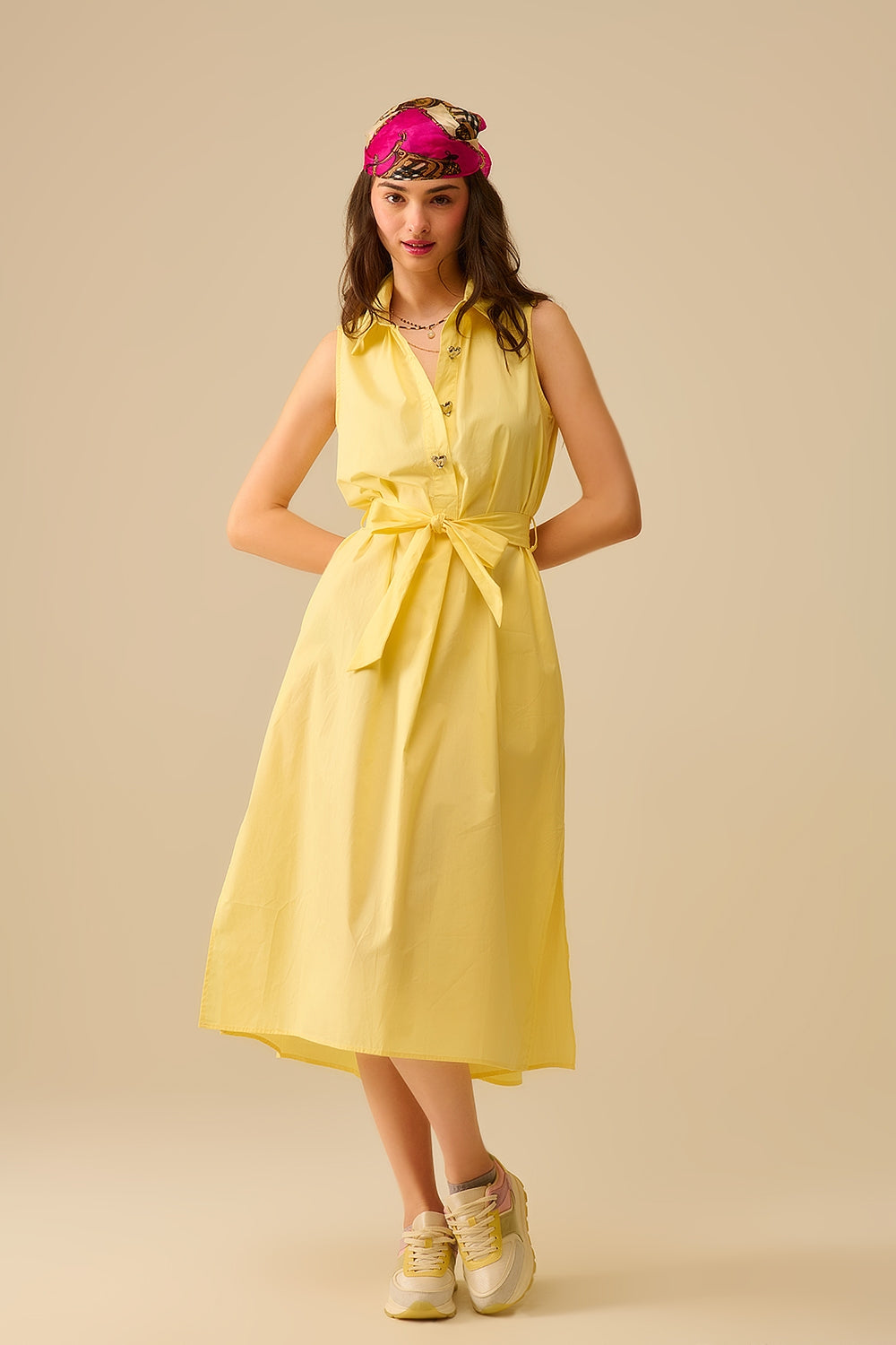 Q2 Vestido midi de popelina amarelo com botões prateados em forma de coração