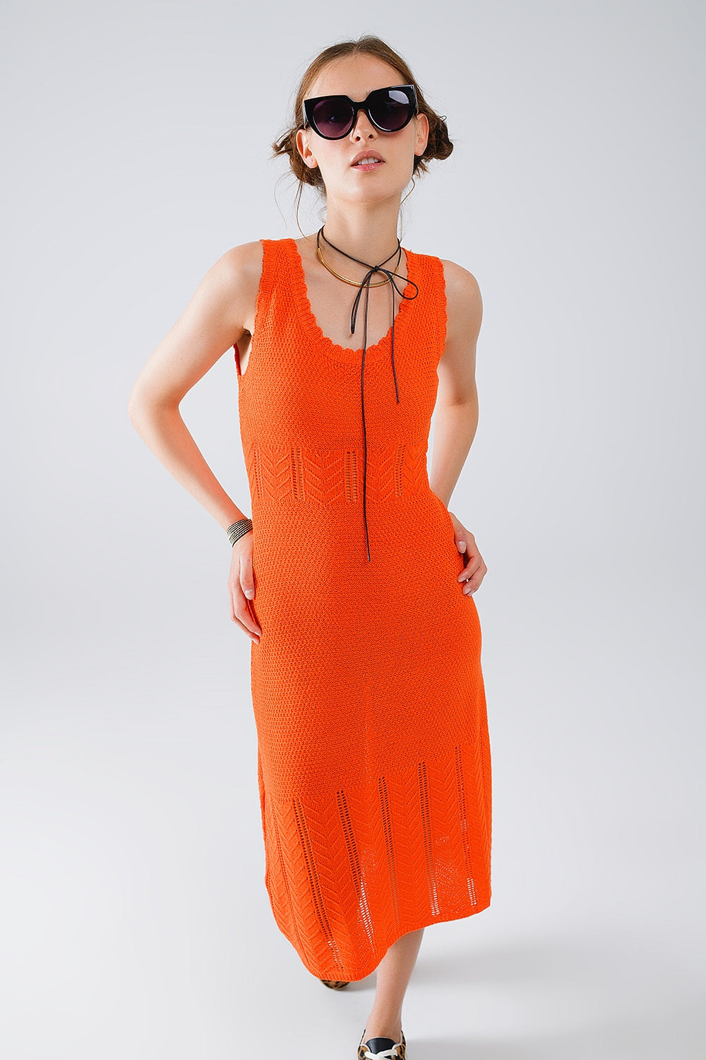 Q2 Vestido midi em malha laranja sem mangas com gola redonda