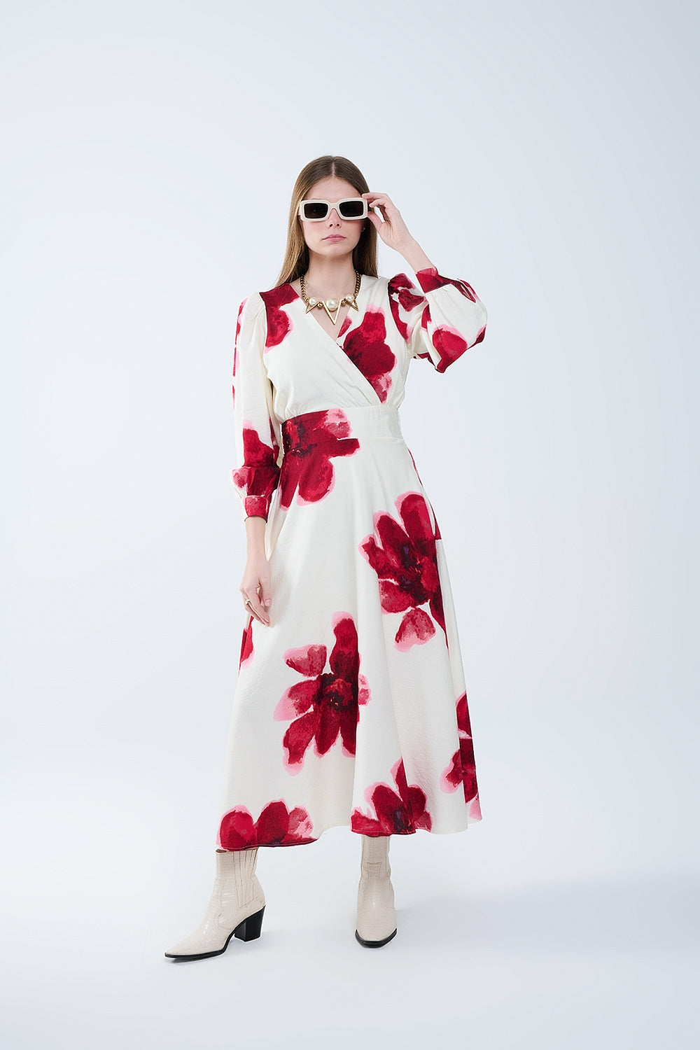 Vestido midi envolvente bege com estampado floral tropical vermelho e mangas compridas