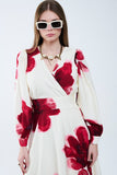 Vestido midi envolvente bege com estampado floral tropical vermelho e mangas compridas