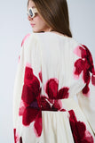 Vestido midi envolvente bege com estampado floral tropical vermelho e mangas compridas