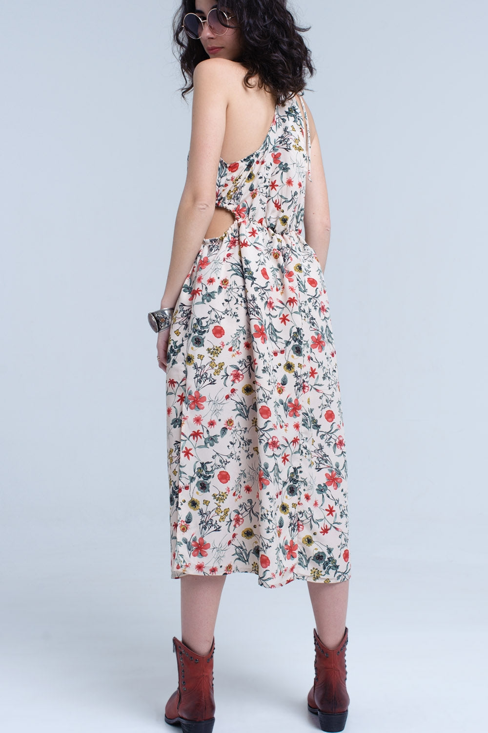 Vestido midi floral bege com gola alta e aberturas