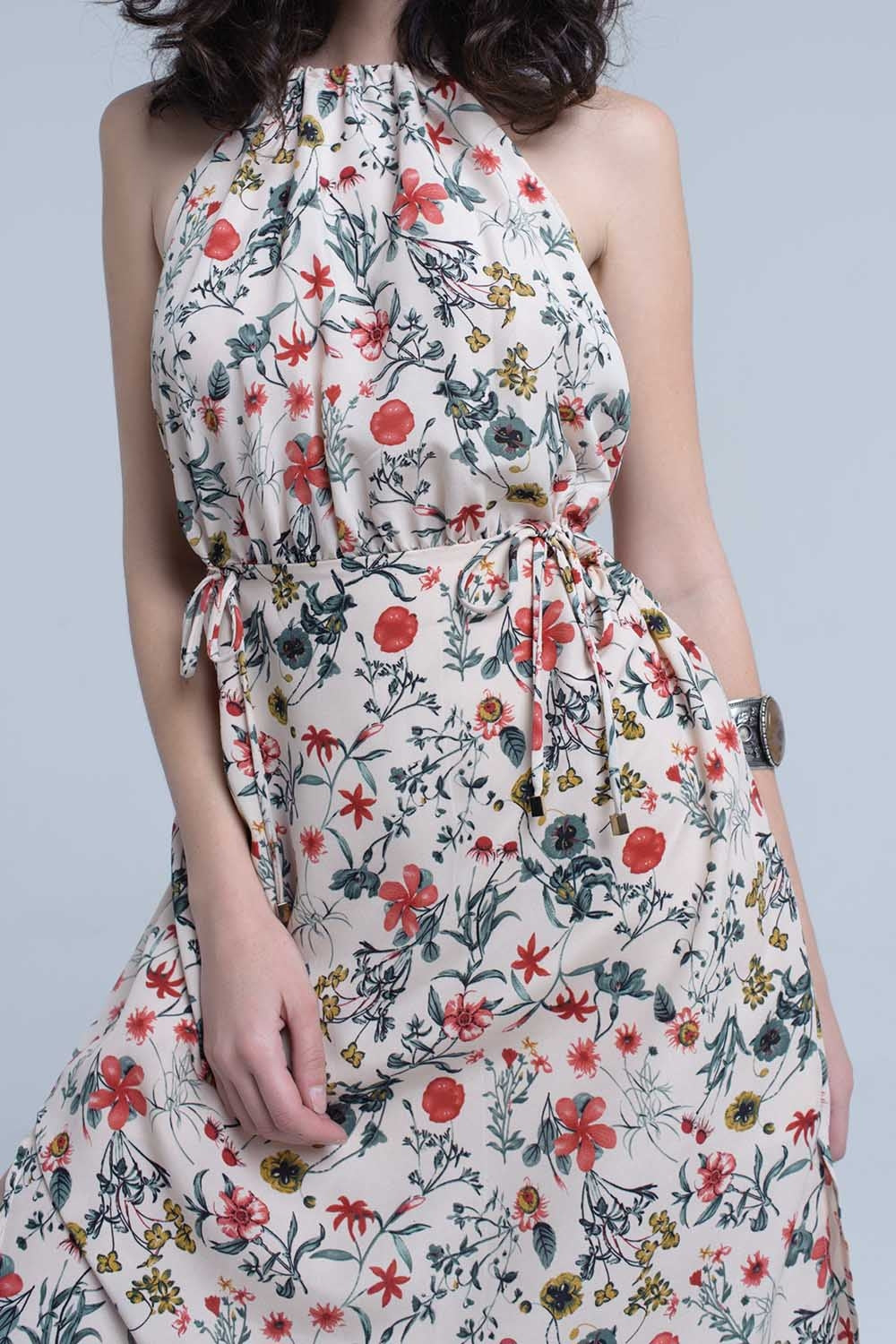 Vestido midi floral bege com gola alta e aberturas