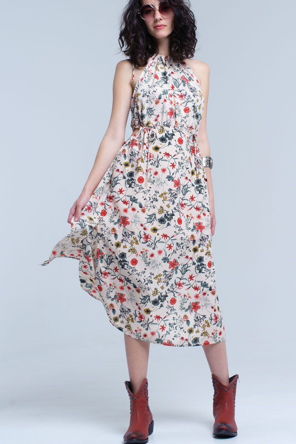 Vestido midi floral bege com gola alta e aberturas
